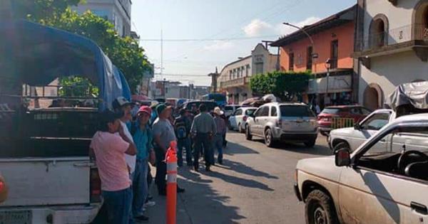 Comuneros Bloquean Puente De Tamazunchale