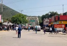 Nuevo bloqueo de puente en Tamazunchale... con todo y alcalde