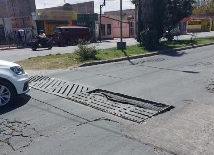 Reja de alcantarilla sobre Avenida México pone en riesgo a automovilistas