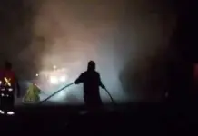 Arde tr&aacute;iler que transportaba gasolina, luego de volcar en &Eacute;bano