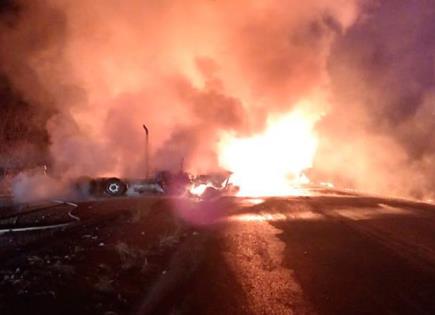 Vuelca y explota pipa; transportaba gasolina en Ébano