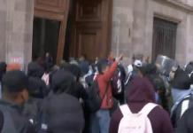Videos | Encapuchados tiran puerta de Palacio Nacional