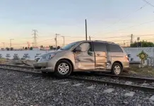 Conductor de camioneta es embestido por tren en la 6 de junio