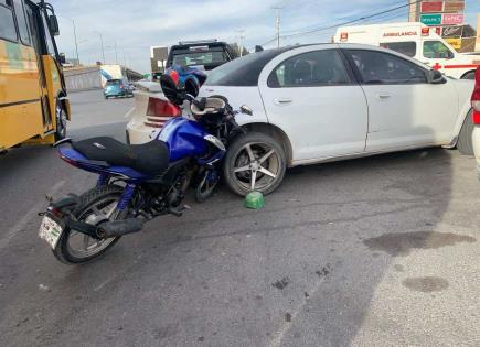 Choque entre motocicleta y automóvil en Soledad deja a menor herido
