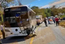 Un muerto, en choque de sed&aacute;n y autob&uacute;s en la Valles-Rioverde