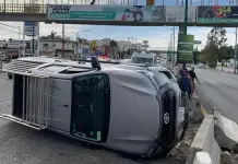 Video | Aparatoso choque con volcadura en carretera a Rioverde