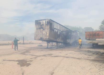Sofocan incendio en Fraccionamiento Los Lagos