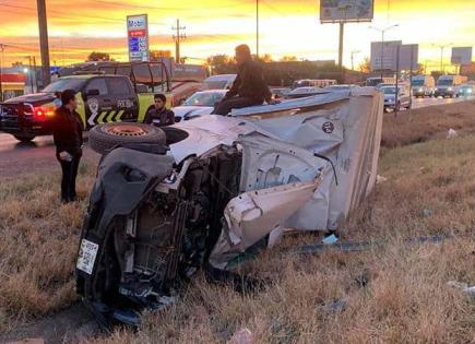 Carro hace volcar a camioneta repartidora