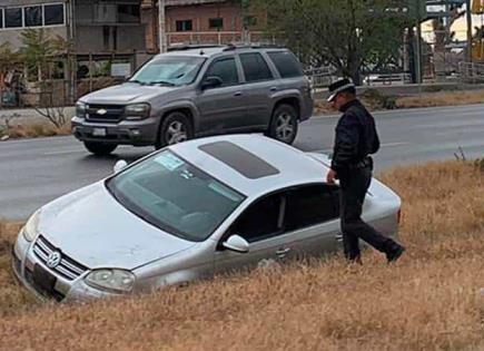 Carro cae a cuneta en la Carr. a México