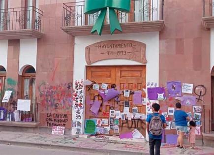 Limpian cristales rotos en Palacio, tras protesta de mujeres