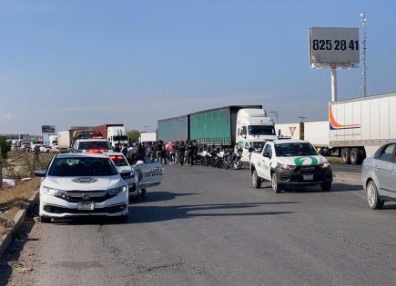 Familiares de internos en penal de La Pila realizan bloqueo en la 57