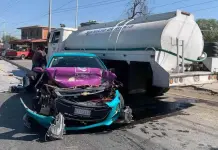 Empleado de aseguradora estrella vehículo contra camioneta y pipa