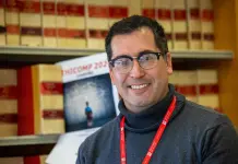 Doctor por la UASLP alerta que información de tu celular se escucha, aunque esté apagado