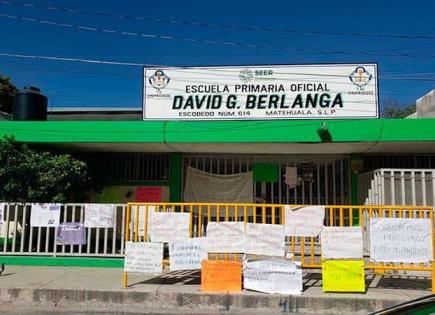 Paterfamilias encadenan puerta de la D. G. Berlanga