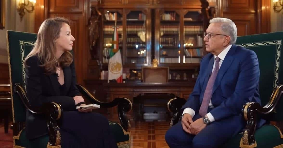 Inna Afinogenova y Andrés Manuel López Obrador / Foto: Especial
