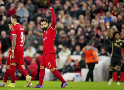 Liverpool y AC Milan avanzan en la Liga Europa
