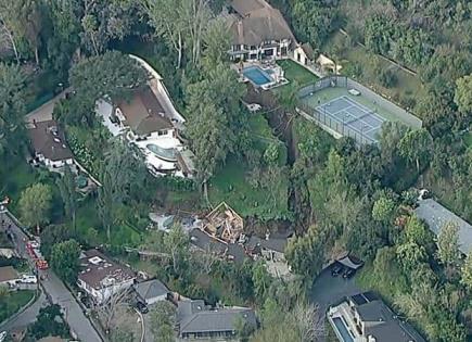 Derrumbe destruye casa en Los Ángeles
