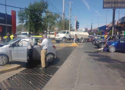 Choque en Salvador Nava y Chapultepec deja cuantiosos daños materiales