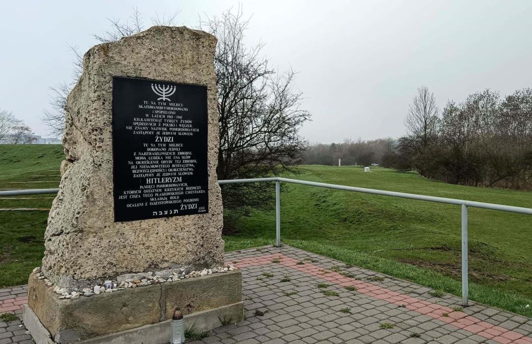 Vista del memorial con una placa en mármol negro en el antiguo campo de concentración y trabajos forzados alemán de Plaszów