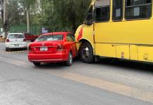 Colisión de transporte público y vehículo compacto en Pintores