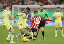 Polémica decisión del árbitro en Chivas vs América