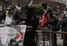 Protesta de activistas en la Plaza México