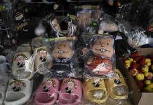 Muñecos y souvenirs de AMLO inundan tianguis y mercados