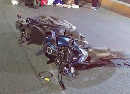 Grave, motociclista tras chocar contra contención de concreto