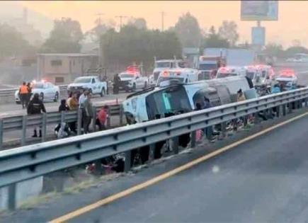 Una muerta y 25 lesionados al volcar autobús