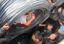 Rescate de migrantes en rollos de alambre de tren en Sonora