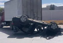 Aparatoso choque con volcadura en Eje 114 de ZI