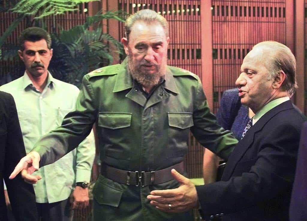 El presidente cubano Fidel Castro saluda al dueño de los Orioles de Baltimore Peter Angelos en el Palacio Nacional de La Habana, el 27 de marzo de 1999. Angelos ha fallecido a los 94 años de edad. (AP Foto/Roberto Borea)