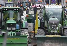 Agricultores bloquean Bruselas con tractores en protesta por la política agrícola de la UE