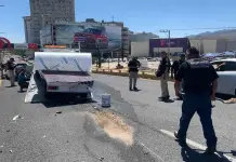 Sólo daños en choque sobre puente de Salvador Nava