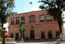Enga&ntilde;an a bur&oacute;crata y roban arcas de Mexquitic