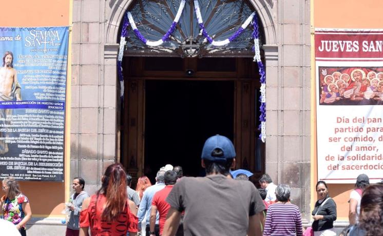 Video | Miles visitan templos en la capital este jueves