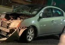 Estrella su auto en carretera a Rioverde y avenida Los Pinos