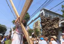 Habitante de Iztapalapa cargó una cruz de 50 kilos por gusto