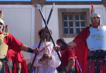 Cientos acompañan a Jesús en viacrucis de San Juan de Guadalupe