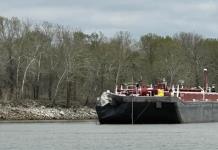 Accidente de barcaza en río Arkansas