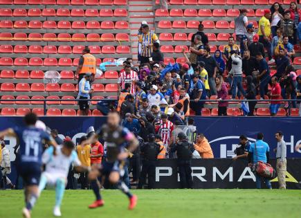 Violencia entre aficionados en estadio Jalisco