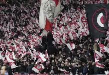 Escándalo en Ajax: Suspensión del Director Ejecutivo por Uso de Información Privilegiada