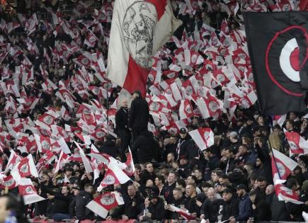 Escándalo en Ajax: Suspensión del Director Ejecutivo por Uso de Información Privilegiada