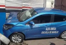 Joven aprendía a conducir y se estrella en vulcanizadora de Eje Vial