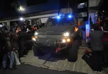 México rompe relaciones con Ecuador, tras irrupción en su embajada