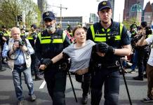 Policía arresta a Greta Thunberg durante protesta en Países Bajos