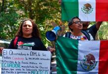 Protesta en Embajada ecuatoriana contra irrupción en sede diplomática mexicana
