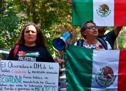Protesta en Embajada ecuatoriana contra irrupción en sede diplomática mexicana