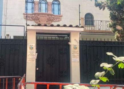 Vacía, embajada de Ecuador en México