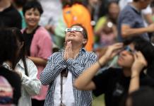 Millones de mexicanos presencian histórico eclipse solar total